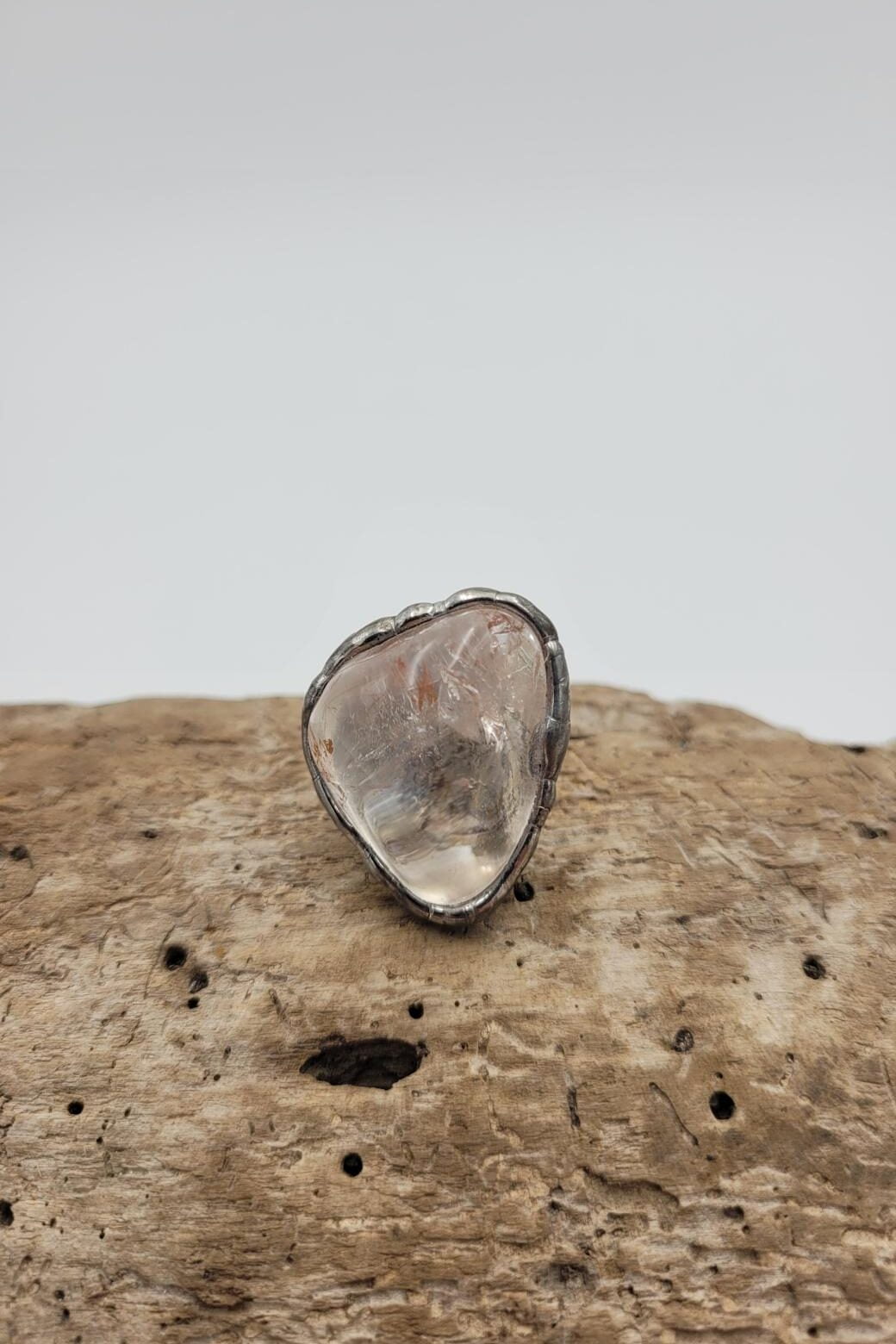 pierścionek z kryształem z Madagaskaru