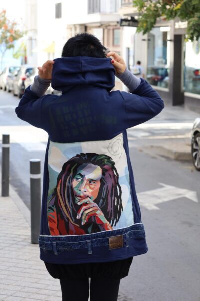 Granatowa Bluza z Boba Marleya – Unikatowa i Stylowa