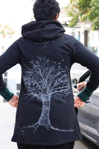  Czarna Bluza z Kapturem “Otulak” z Namalowanym Drzewem