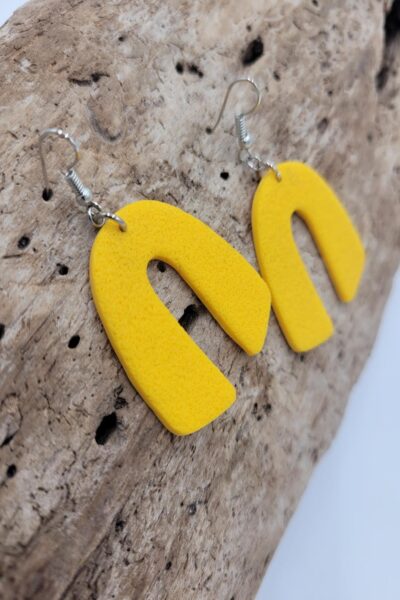Kolczyki żółte w kształcie podkowy – Unikalne dzieła z masy polimerowej