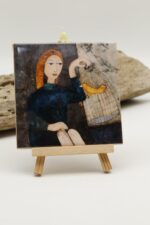 Malowany kafelek W złotej klatce